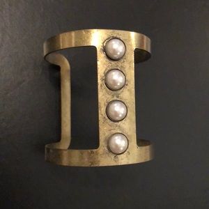 Gold “vintage” cuff with pearl details